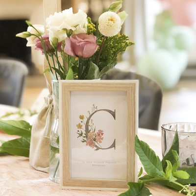 An elegant communion with many flowers and in pastel tones