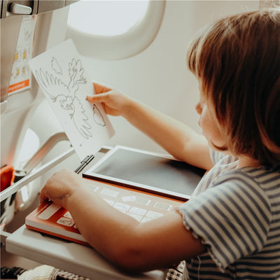 Criança desenha mini dinossauro
