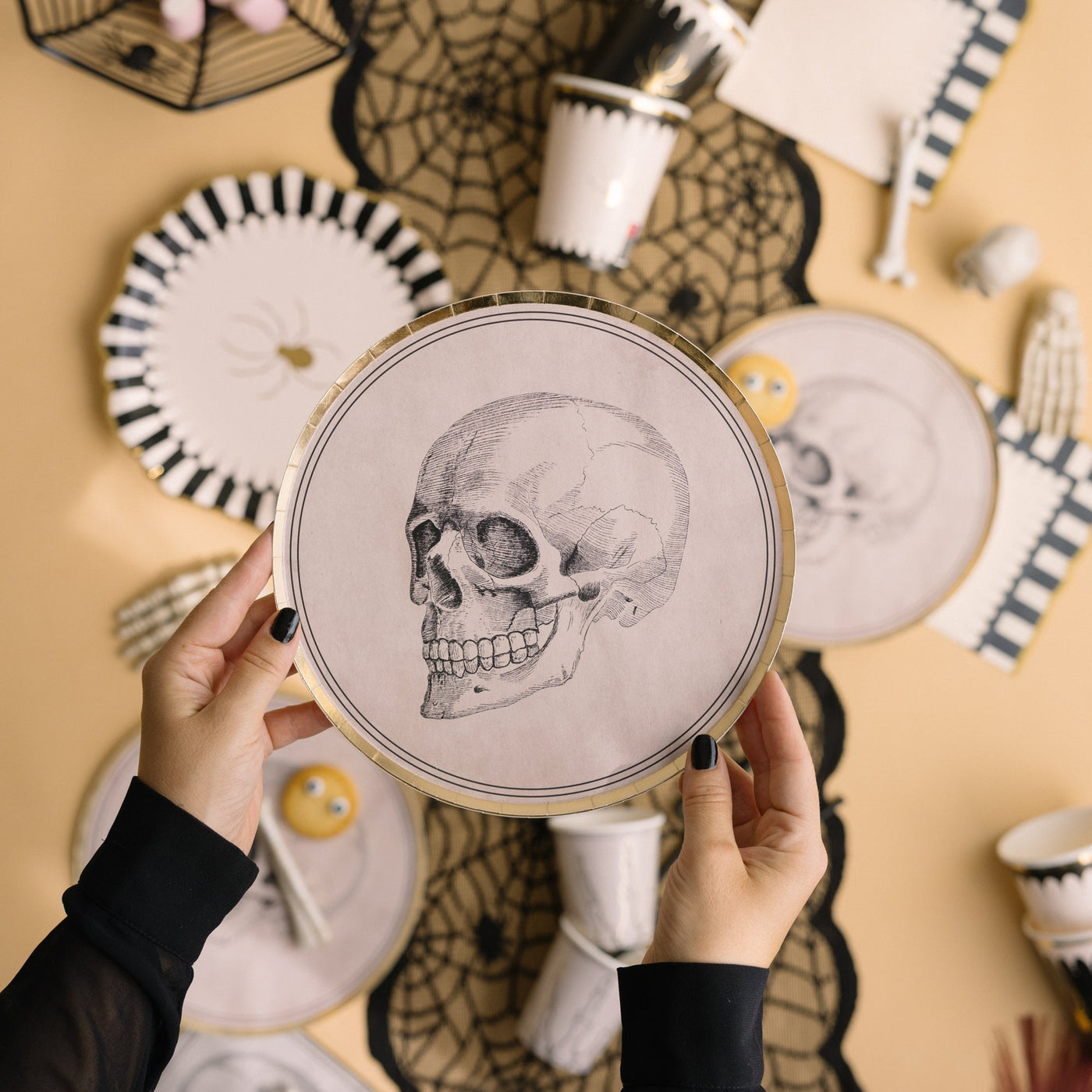 Prato de caveira vintage com borda dourada / 8 unid.