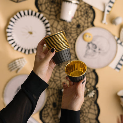 Forminhas para cupcake pretas e douradas / 20 unidades.