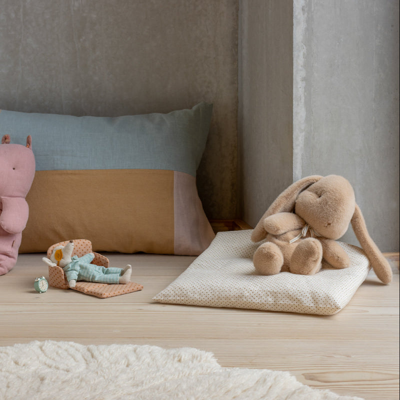 Conejo de peluche beige con lazo M