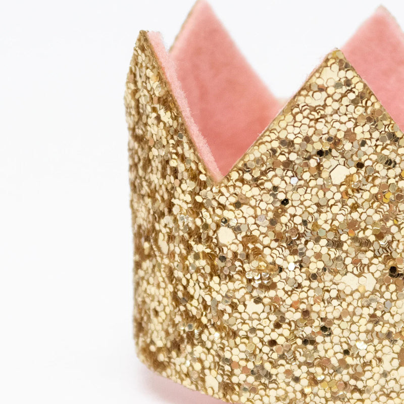 Mini coroa com clipe de glitter dourado