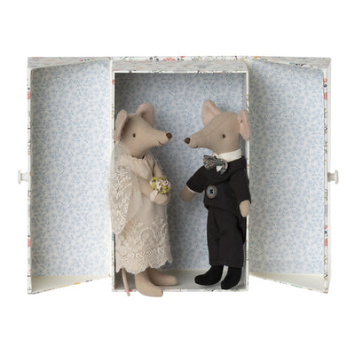 Long live the bride and groom mice in a Maileg box