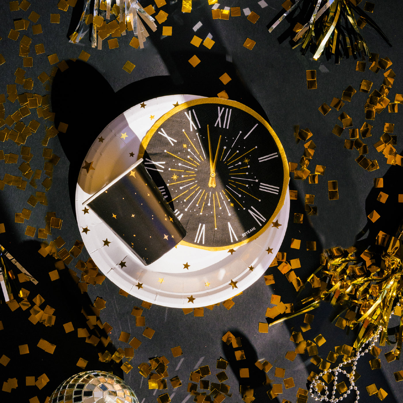 Guardanapos com relógio para a passagem de ano / 20 unidades.