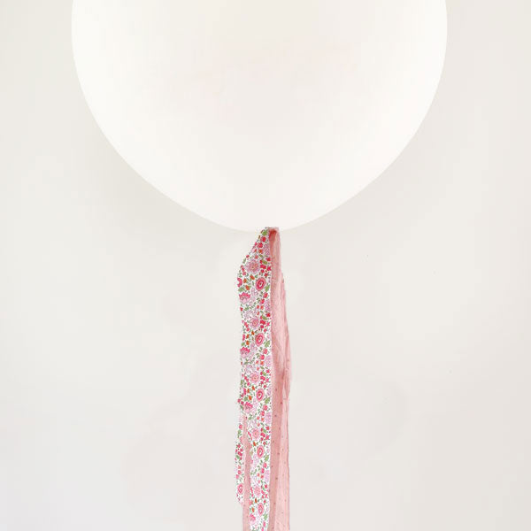 Balão L decorado com listras de tecido Liberty rosa