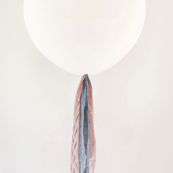 Balão L decorado com listras de tecido rosa e azul claro