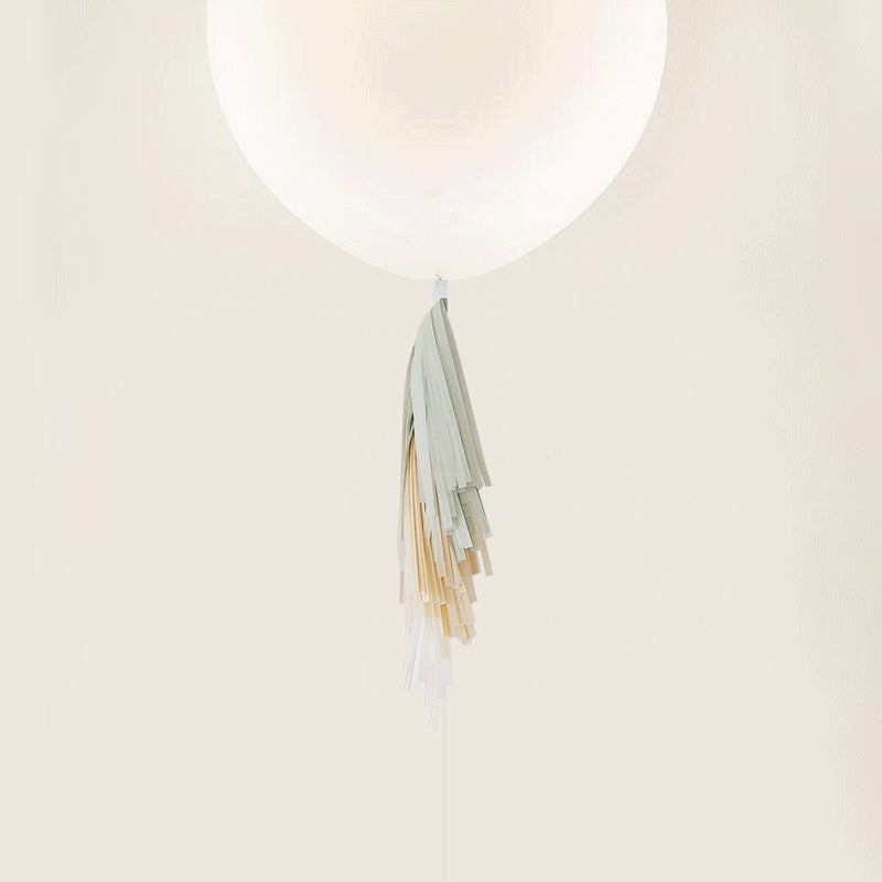 Balão L decorado com grinalda de papel mint