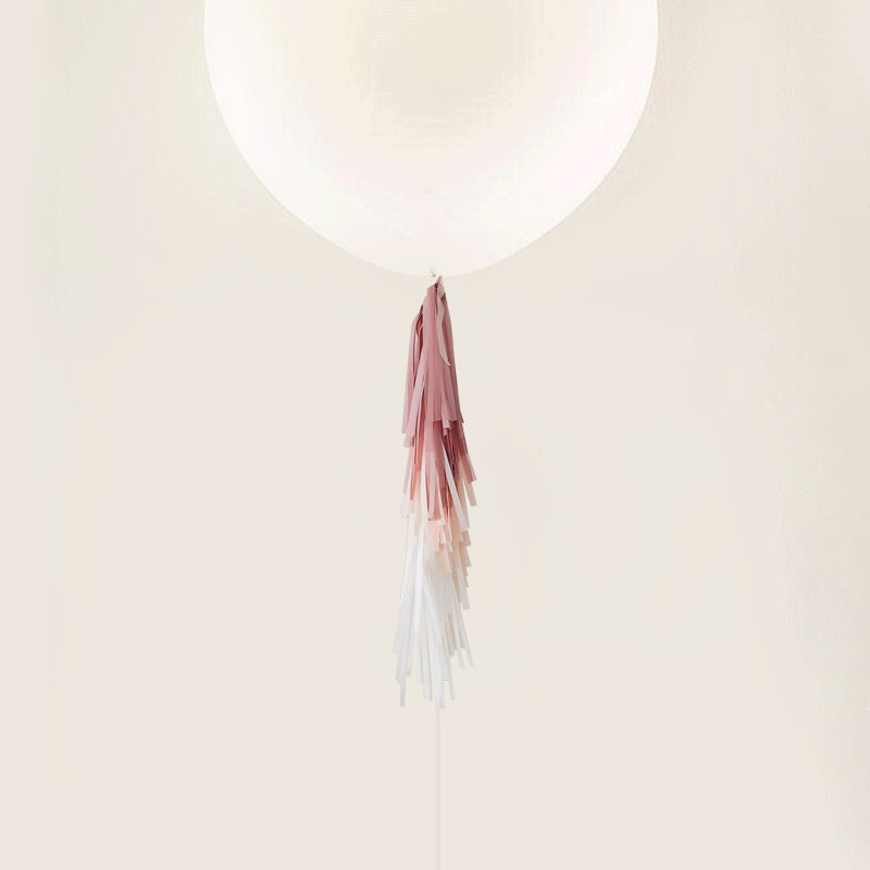 Balão L decorado com grinalda de papel rosa