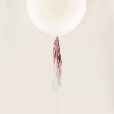 Balão L decorado com grinalda de papel rosa