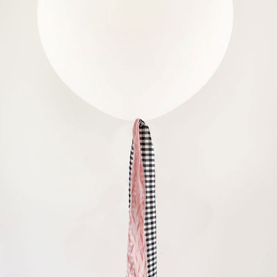 Balão L decorado com listras de tecido vichy preto e rosa